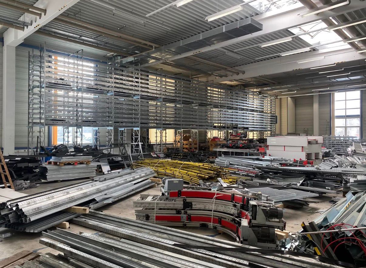 Halle mit demontierten Stahlteilen